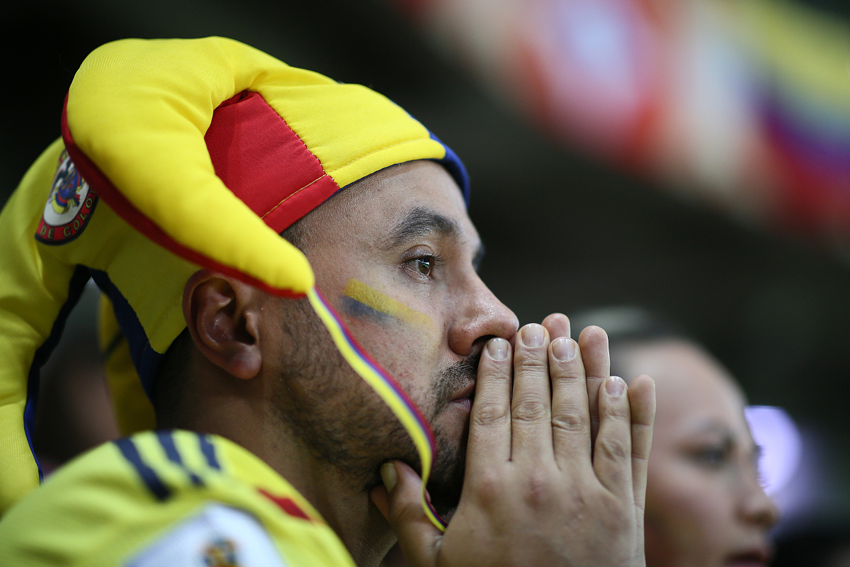 国际足球赛场上火花飞溅，球员精气神十足的简单介绍