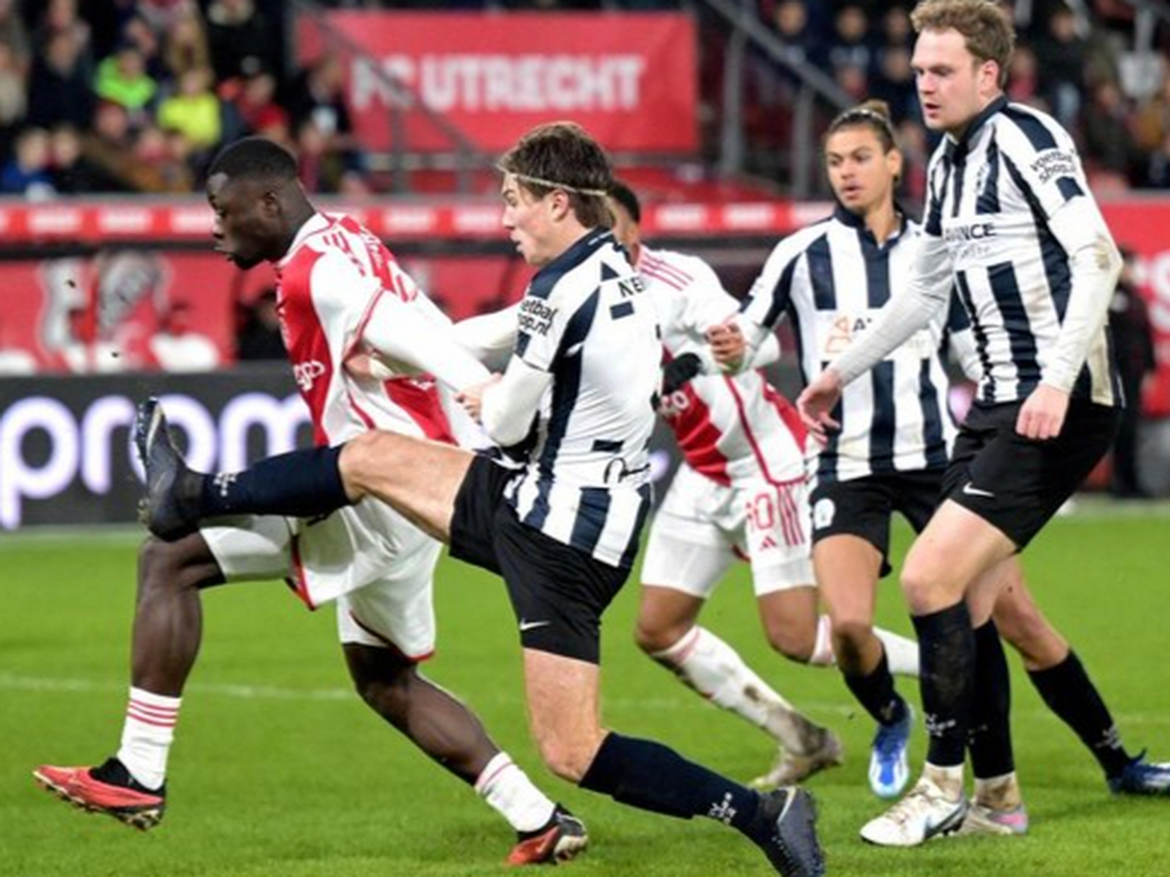 DB电竞多赛事平台-阿贾克斯晋级引发热议备受期待,球队备战的简单介绍